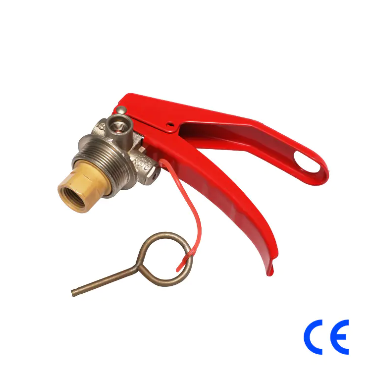 Những biện pháp phòng ngừa nào nên được thực hiện khi sử dụng bình chữa cháy có bánh xe để dập tắt các vụ cháy dầu?